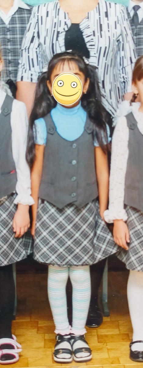 Девочка-узбечка, окончившая школу с золотой медалью. 