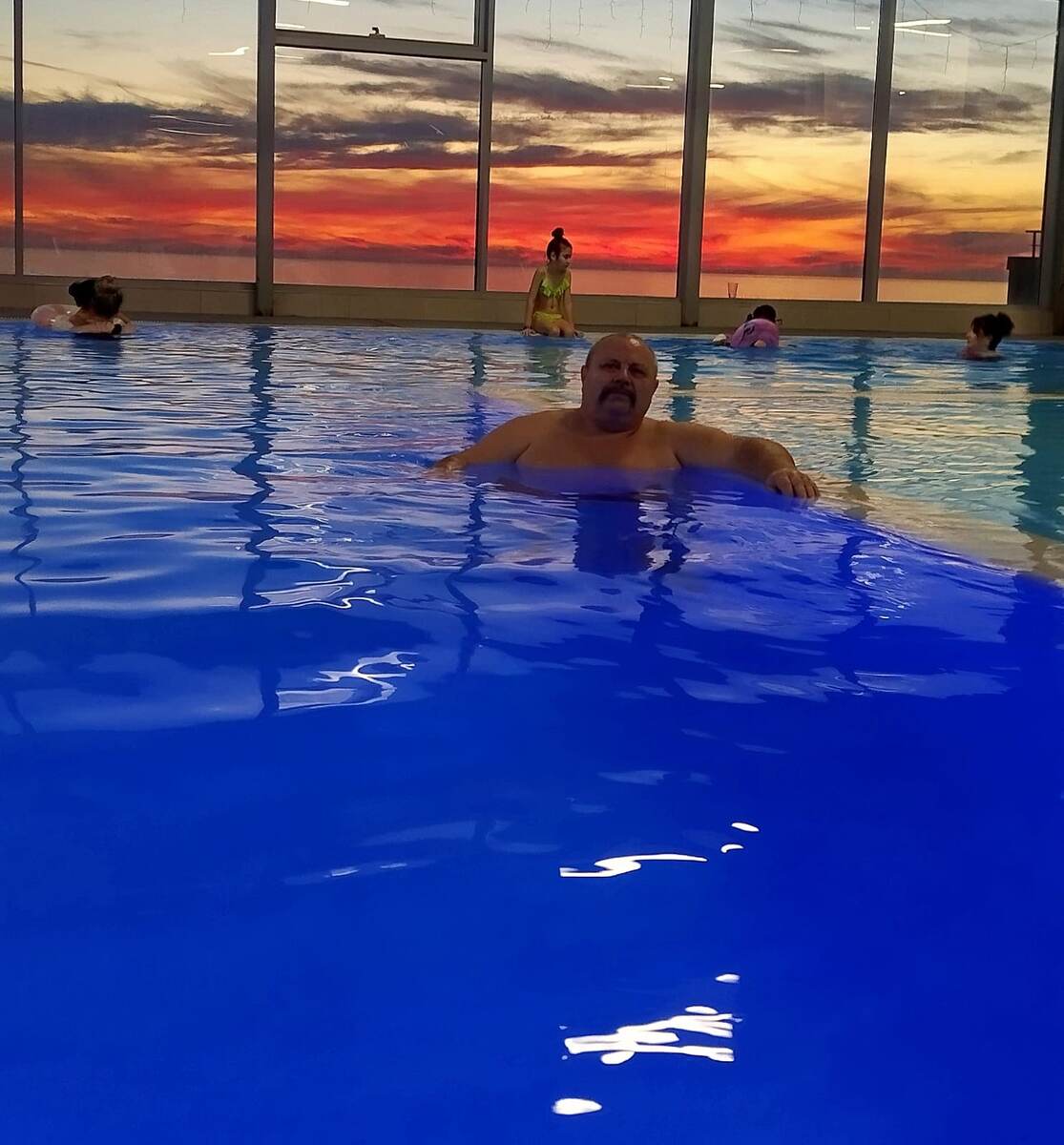 Види с бассейна на закат на море.