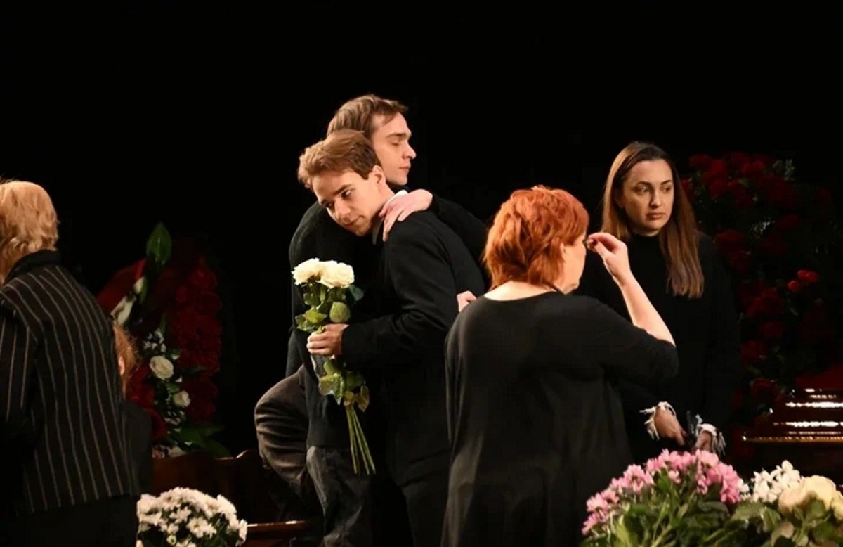 Николай Ефремов обнял брата Яна. Фото: Евгения Гусева / КП