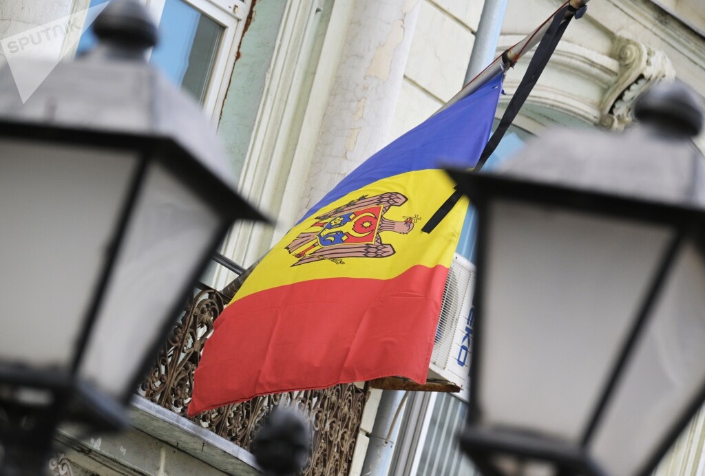 Приспущенный флаг на фасаде здания посольства республики Молдова в РФ