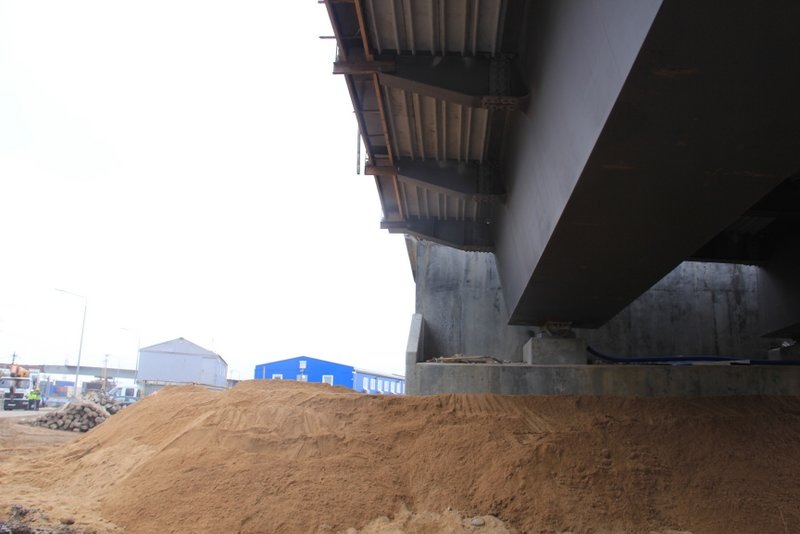     Пролет путепровода в подмосковной Аникеевке опустили на опоры