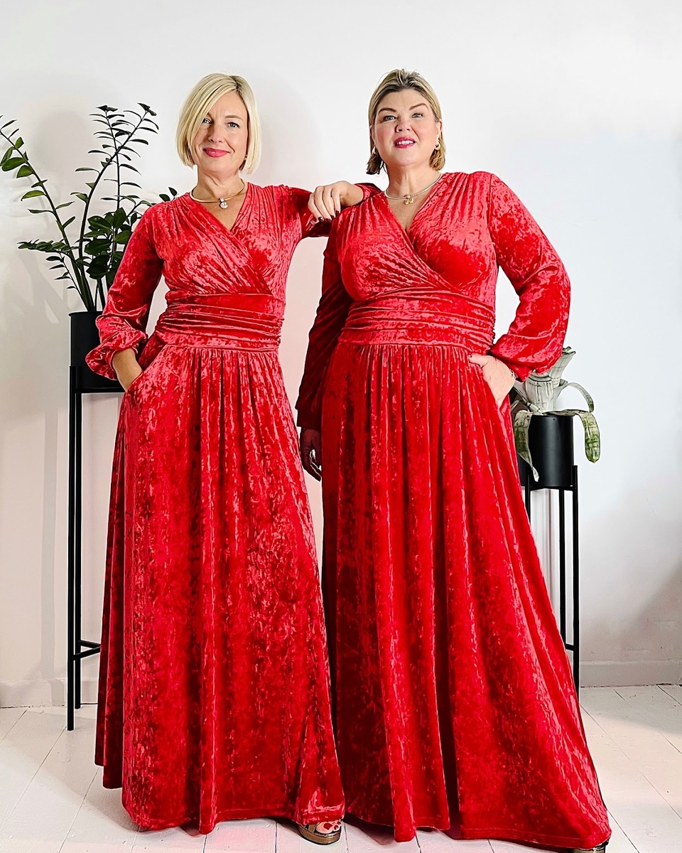 Здесь платье лучше сидит на 46 размере