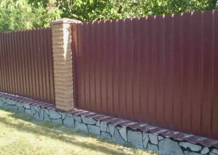 Как ставить забор из профнастила — цветной стороной внутрь или наружу?