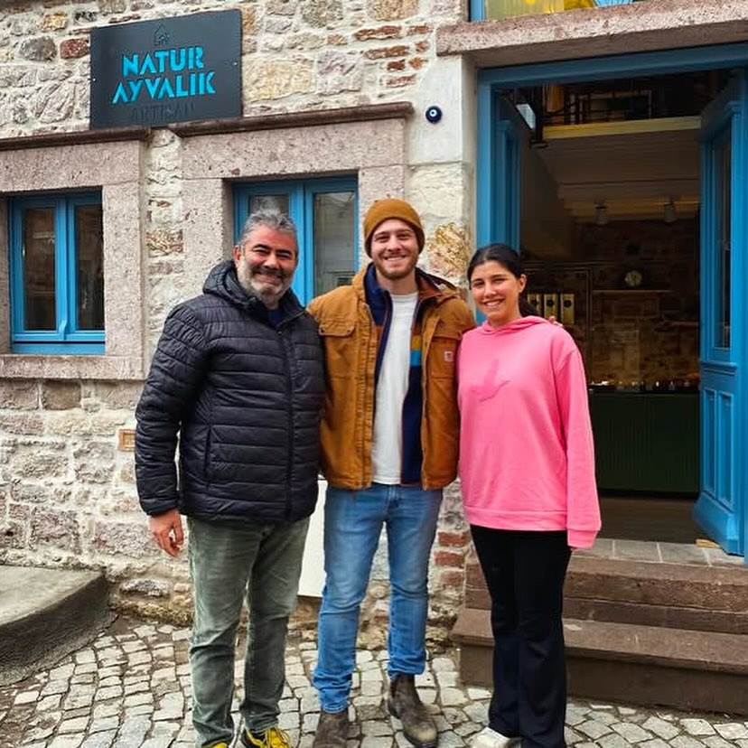 Керем Бюрсин с поклонниками