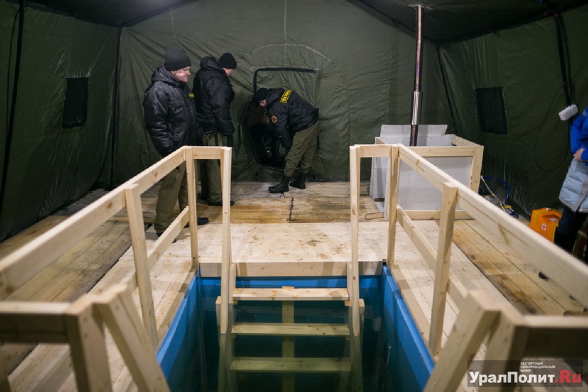 Окунаться следует в специально оборудованных местах у берега под присмотром спасателей.  Фото: Евгений Поторочин