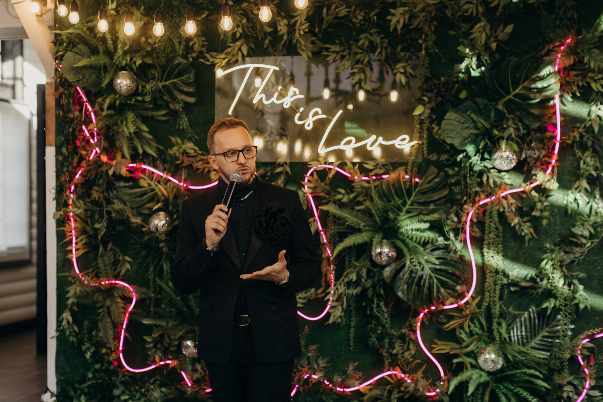 На фото - ведущий Женя Федоров