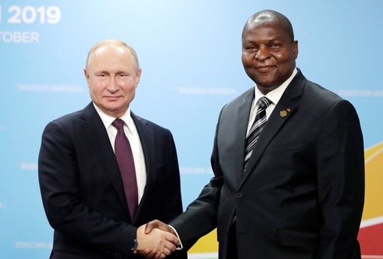    Президент России Владимир Путин и лидер Центрально-Африканской Республики (ЦАР) Фостен-Арканж Туадера