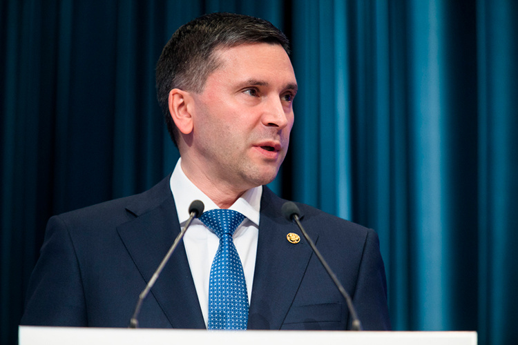    Дмитрий Кобылкин: «Те законы, которые мы с вами принимали, они в принципе некоторые не работают в части перевозки этих грузов, ликвидации, <…> страхования и так далее. Это стоит посмотреть».   
Фото: «БИЗНЕС Online»