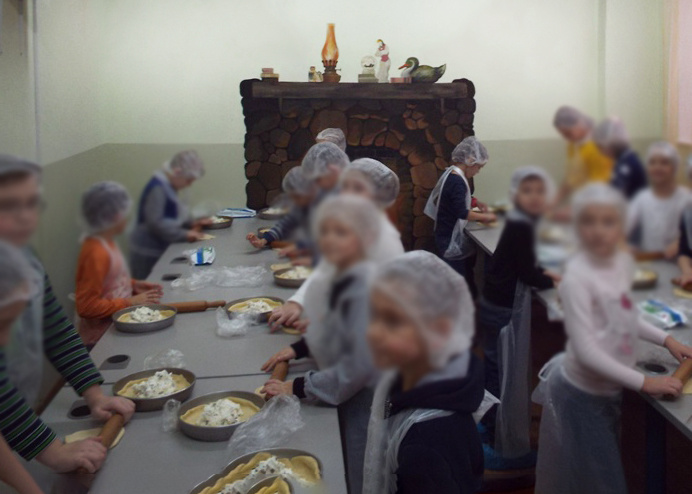 фото из интернета с мастер-класса (камин на заднем фоне)