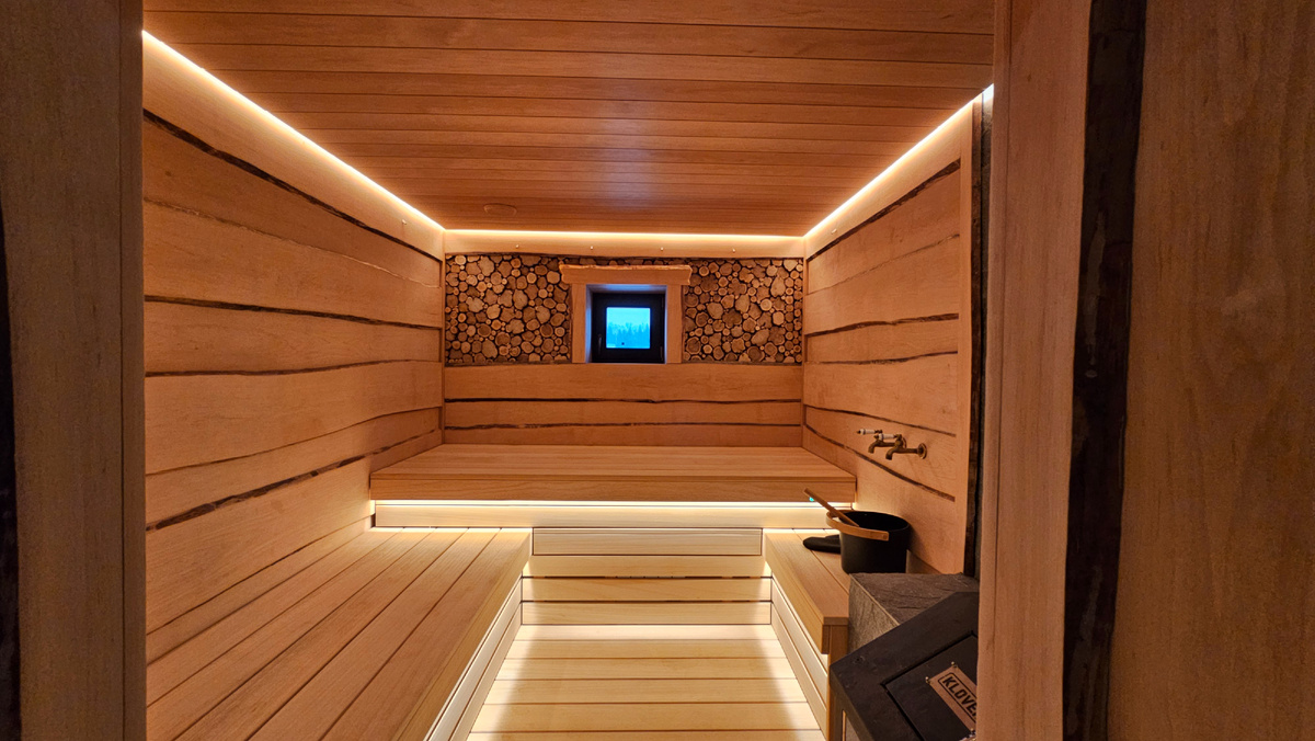 Сегодня представим вашему вниманию фото обзор построенной нами небольшой сауны площадью 6 м.кв. с дровяной печью KLOVER-RT