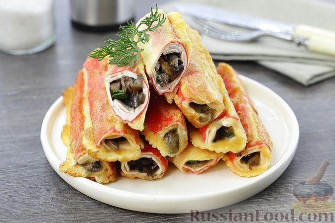 крабовые палочки, шампиньоны, лук зелёный, яйца, мука, соль, перец чёрный молотый, масло растительное