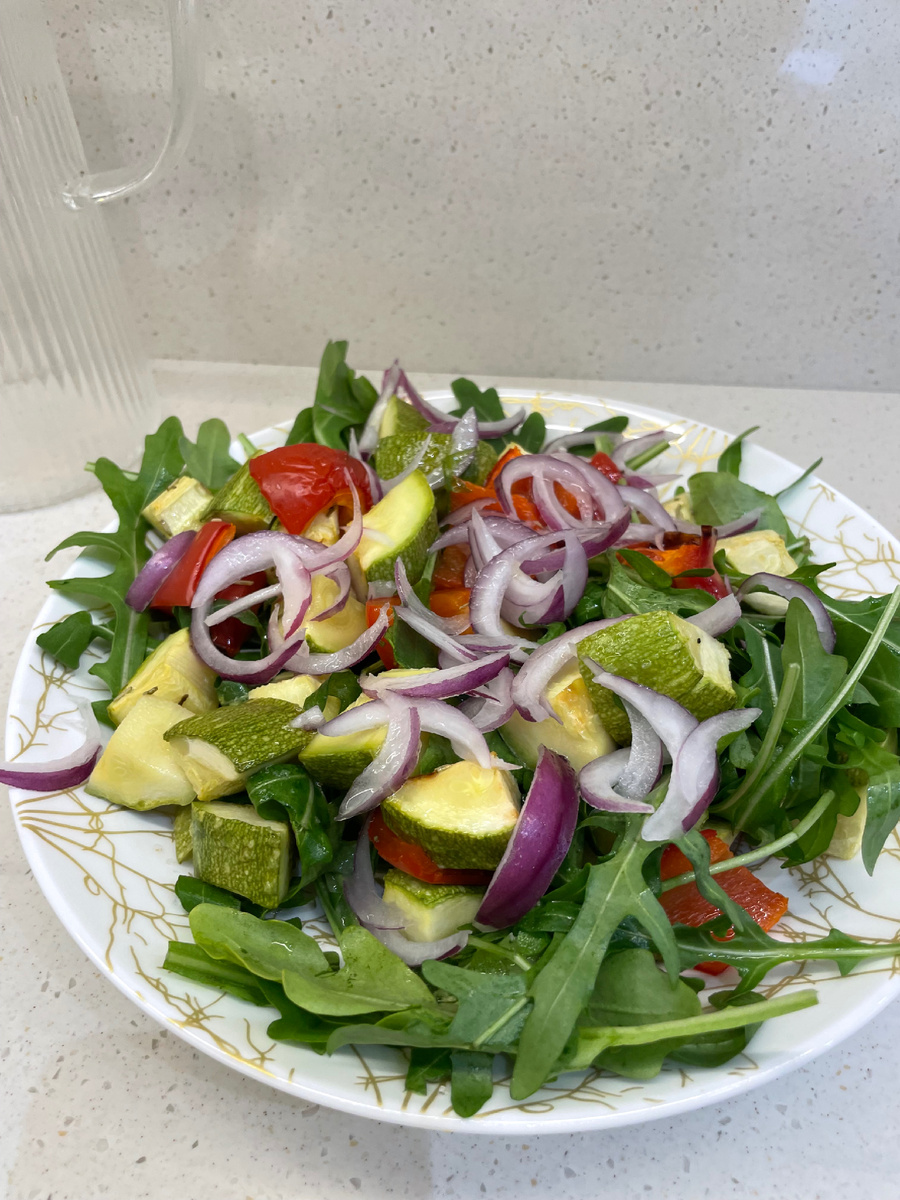 Салат из запеченных кабачков и сладкого перца. 