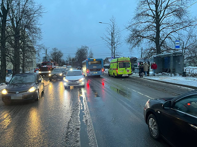 Девочка попала под колеса, перебегая дорогу в Твери в неположенном месте
