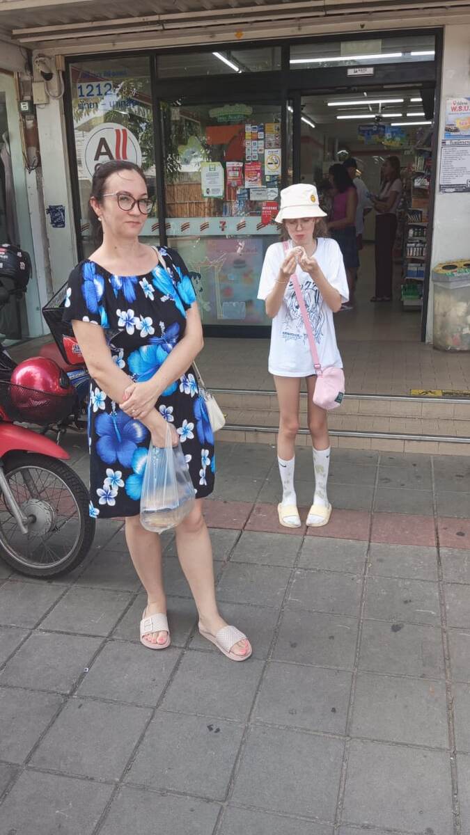 Это я уставшая после перелета. В пакете что то вкусное на тайском )) 