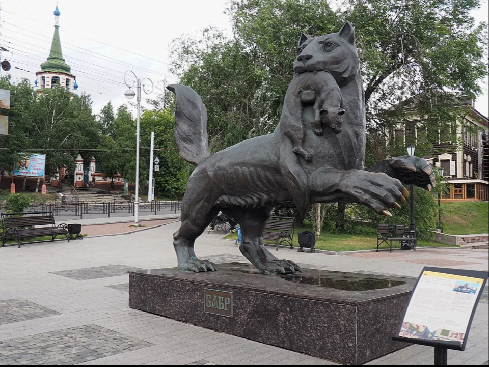 Модный квартал, скульптура Бабр.