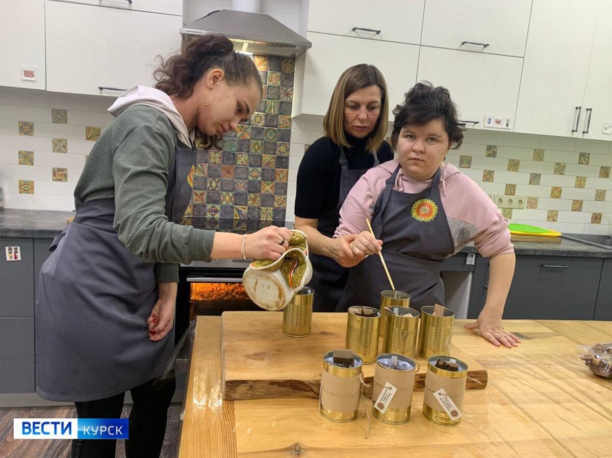    В Курске в мастерских инклюзивного центра "Дышим вместе" помогают фронту