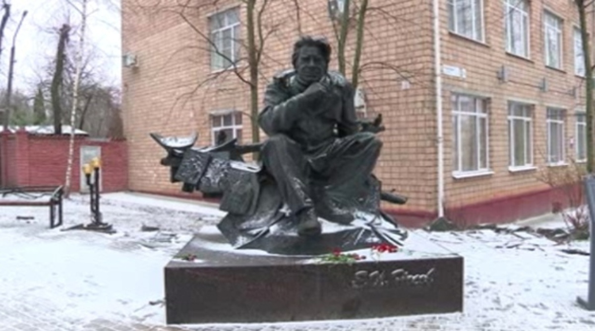    100 лет со Дня рождения мастера: в Курске прошел митинг памяти Евгения Носова