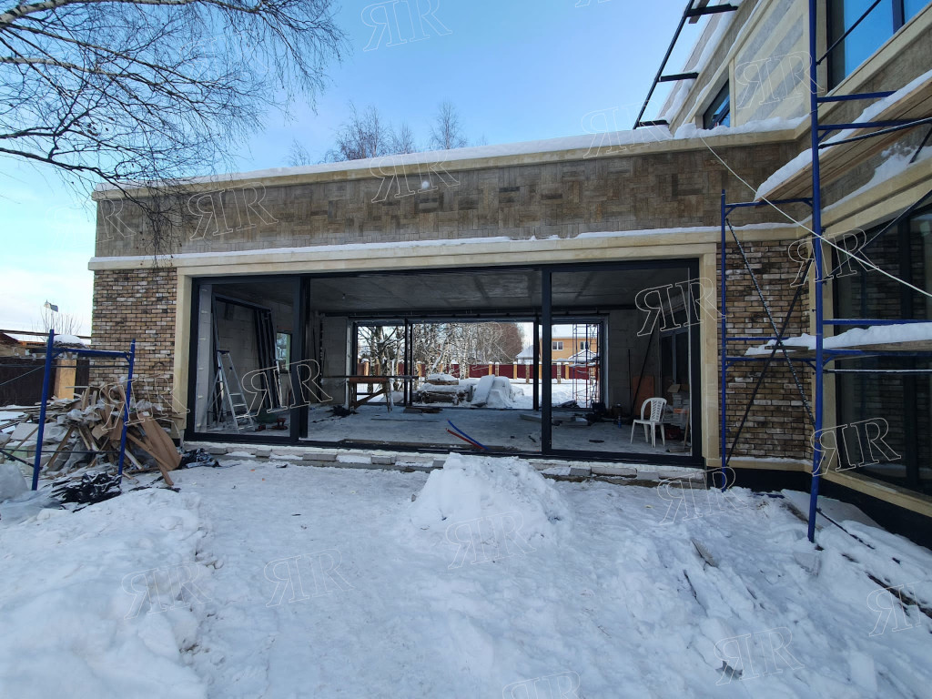 Реализованные проекты компании Ярмак - панорамные раздвижные конструкции в коттедже