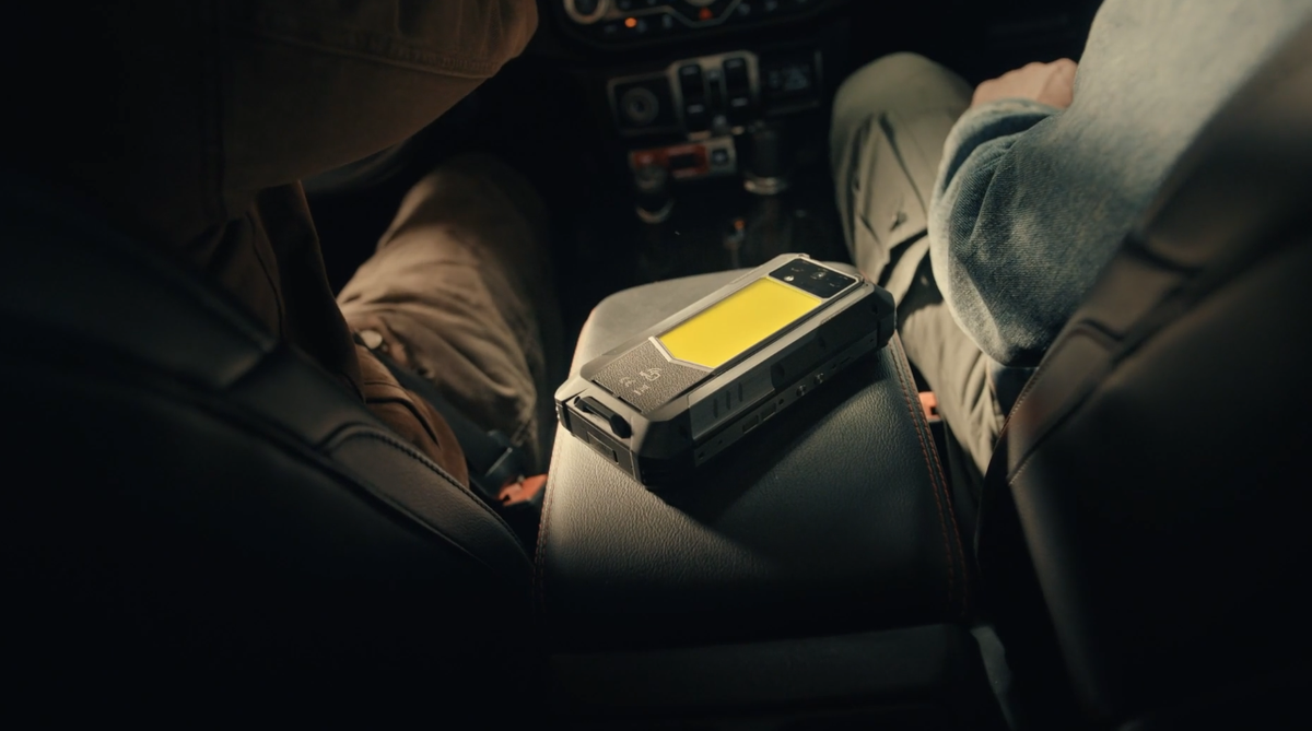 Oukitel WP100 Titan в Jeep Wrangler, что может быть брутальнее?