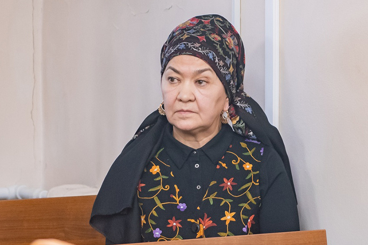    Фаттахова пришла проведать супруга Сария Фаттахова. Одетая в черное, с платком на голове, она неохотно шла на контакт со СМИ