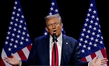 В США рассматривают возможность раздела Украины по аналогии с Германией после Второй мировой войны.Спецпредставитель США по Украине Кит Келлог отложил визит в Киев и направился в Париж.Курт Волкер, специальный представитель США по вопросам Украины, предложил разделить Украину на две части по примеру Германии после Второй мировой войны.По мнению Волкера, Украина является проигравшим государством, и её необходимо разделить.Волкер отметил, что границу между «ФРГ и ГДР» будут проводить «страны-победительницы».Запад играет более выгодную роль, чем Украина.Волкер также уточнил, что в конституции ФРГ всегда подразумевалось стремление к объединению земель, но не военным путём.Ранее Волкер занимал антироссийскую позицию, но теперь признаёт, что Украине в её нынешнем виде не выжить.Важно остановить конфликт, чтобы США были в числе «стран-победительниц».Майкл Уолц, помощник госсекретаря США, заявил о работе по организации встречи Трампа и Путина, но также отметил нехватку людей в ВСУ.Уолц считает нереалистичным выбить всех российских солдат с украинской территории.Трамп признал, что Крым не будет возвращён Украине.Дмитрий Медведев считает, что раздел Украины возможен только в виде присоединения остатков к РФ.Администрация Трампа может не возражать против присоединения украинских земель к России.