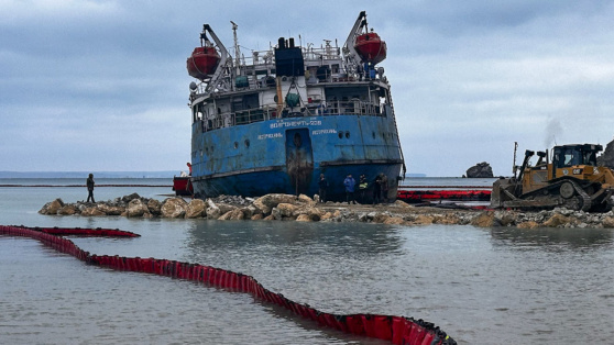    Мазут с нефтетанкера "Волгонефть 239" откачают до конца января Ирина Петрова