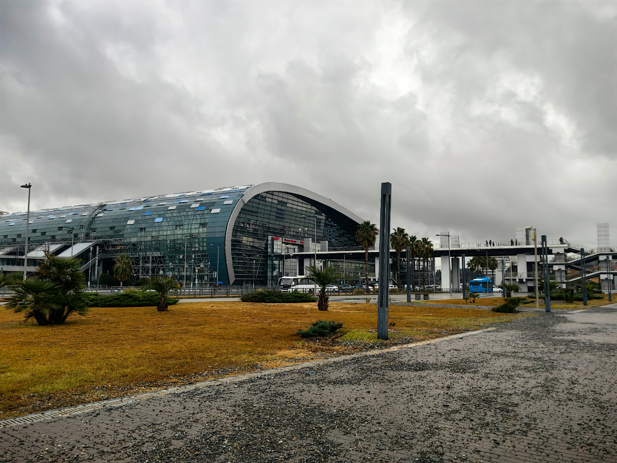 Железнодорожный вокзал, Адлер. Отсюда до Саратова билеты были, но самолетом быстрее и выходило не намного дороже  