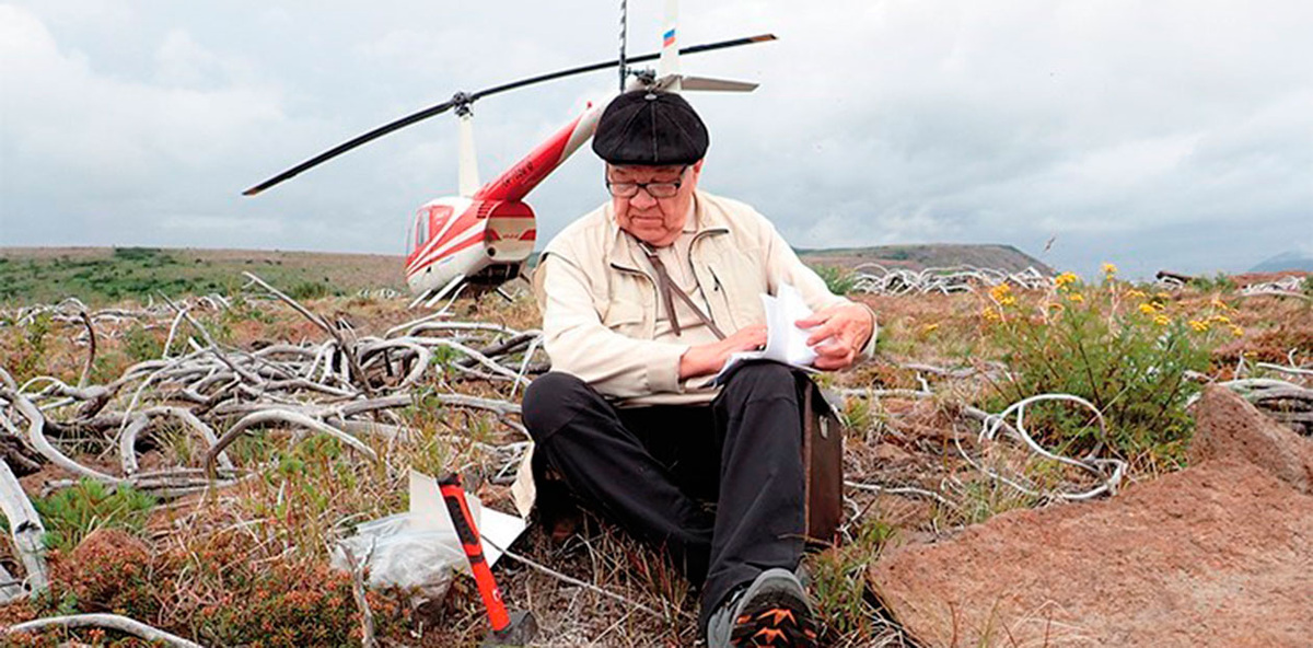 Н. Л. Добрецов в краевой части кальдеры вулкана Уксичан. Август 2015 г. Камчатка