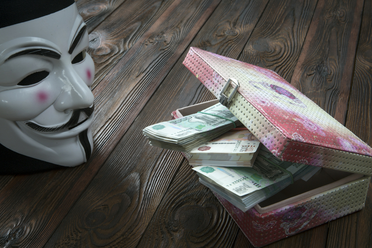 Доверчивых граждан. Деньги уплывают мошенникам. Доверчивых граждан. Пенсионерка с телефоном. Доверчивых граждан.