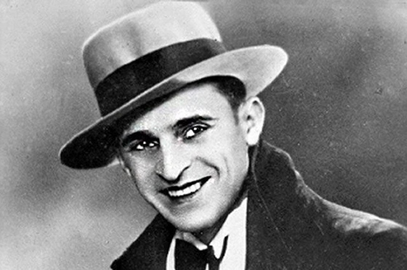 Лещенко уносится печаль. Лев лещенко песни. Друг льва лещенко. Прощай со всех вокзалов поезда текст. Лещенко уносится печаль.