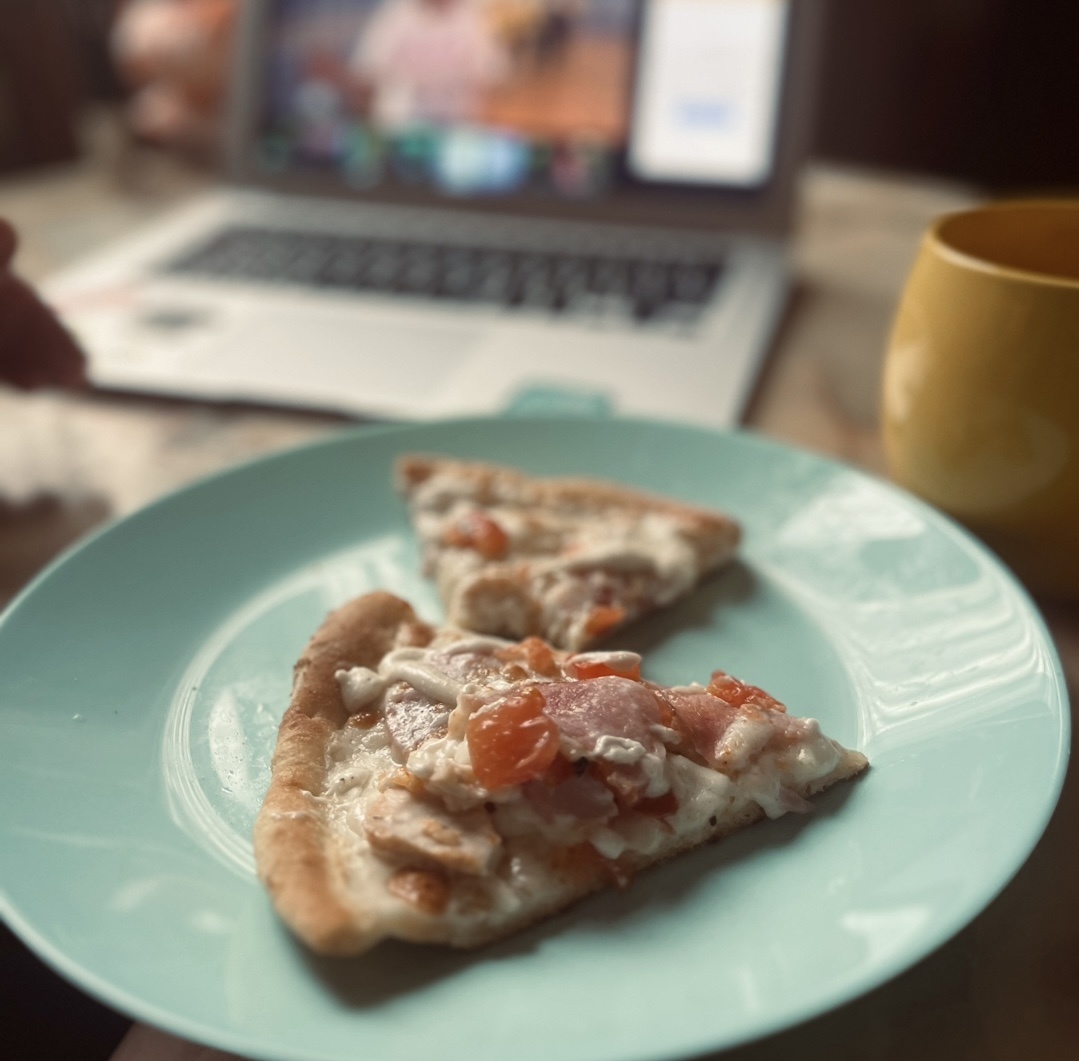 Фото автора канала: завтрак состоял из двух кусков пиццы из додо (цепленок ренч 25 см) + Кофе с молоком 350 мл. 