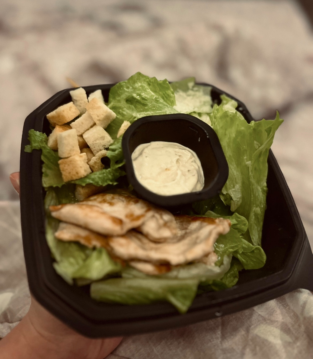 Фото автора канала: обед, цезарь из тануки + чай зеленый 350 мл + дендвич из додо половинка ветчина сыр и черизо барбекю, фото в карусели.