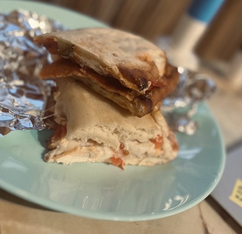 Фото автора канала: обед, дендвич из додо половинка ветчина сыр и черизо барбекю.