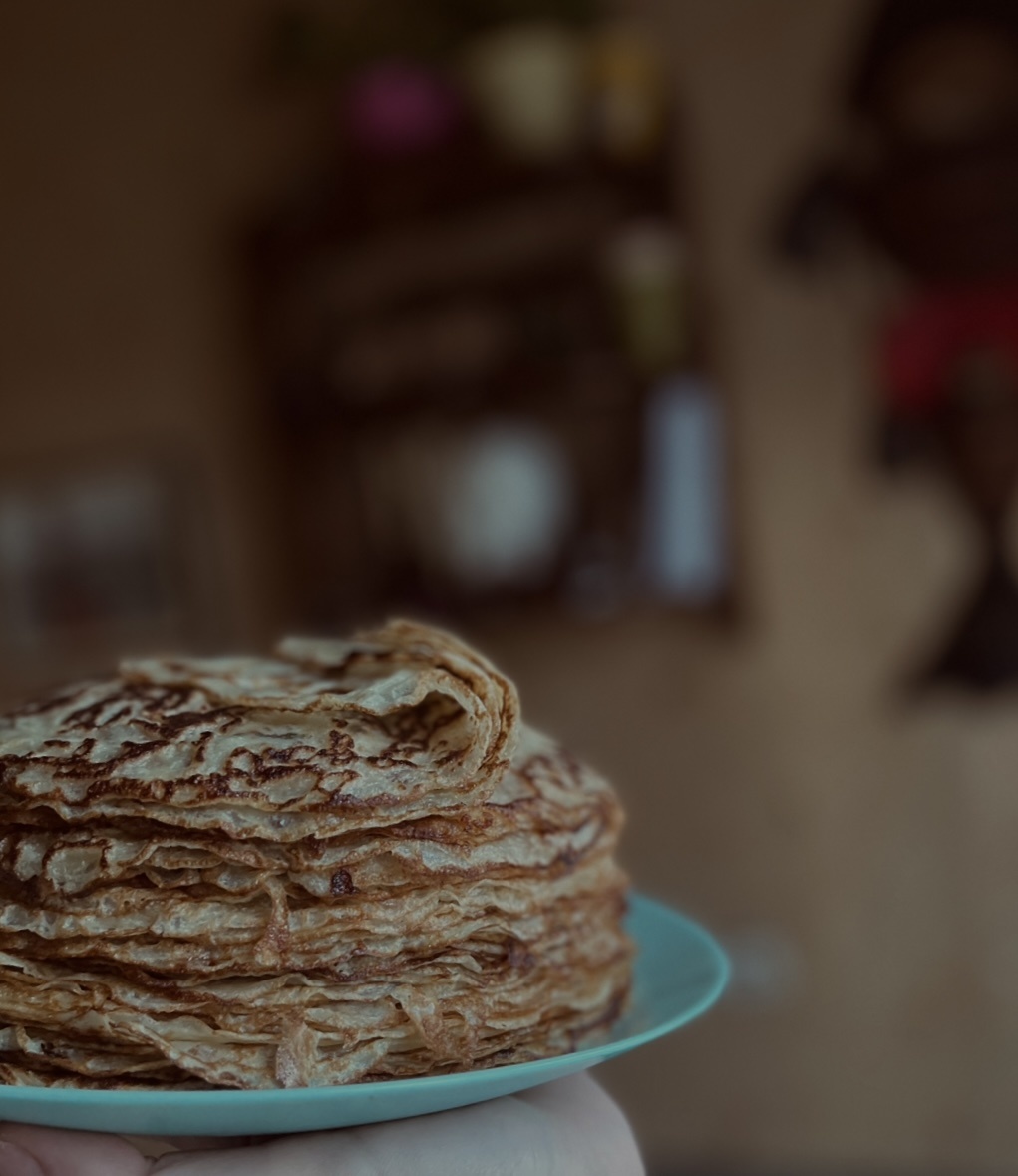 Фото автора канала: Муж попросил приготовить блинчики купив муку, да не простую только водой или молоком развести и можно жарать. Я жуткий противник готовить из такой муки, мне привычней из обычной, и получаются они более тонкими, вкусными, с этими не сравнятся. 