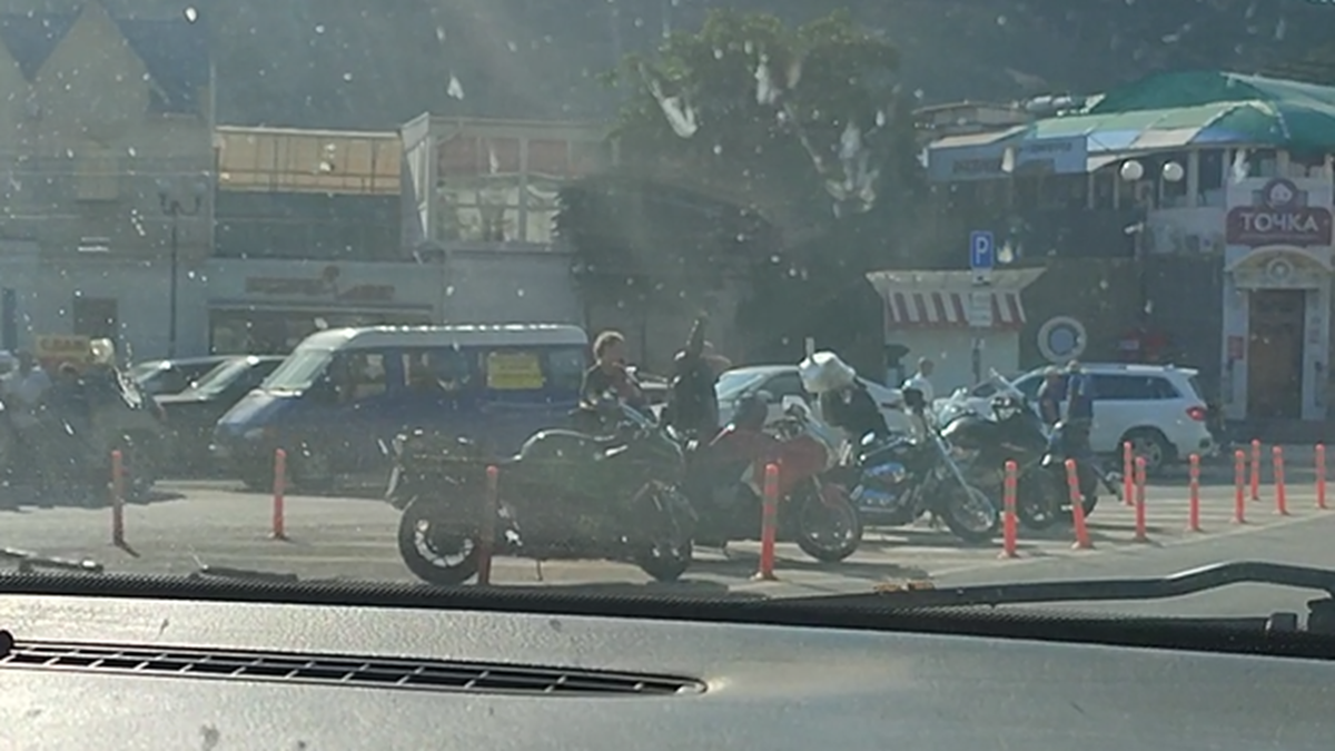 Балаклава. В дни перед шоу и позже напоминает город байкеров. Фото: Книга Приключений