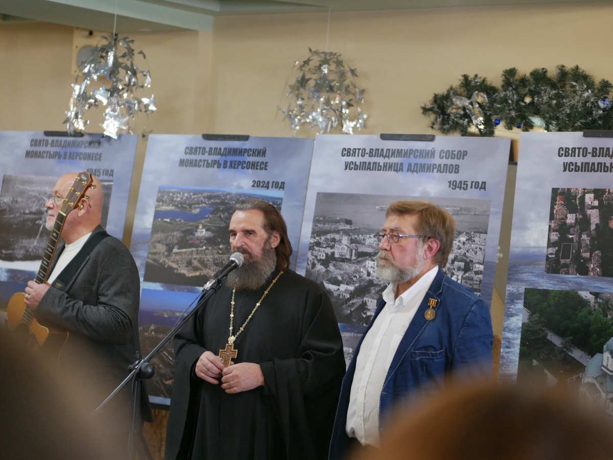 Настоятель Свято-Никольского храма протоиерей Георгий Поляков и Сергей Горбачёв