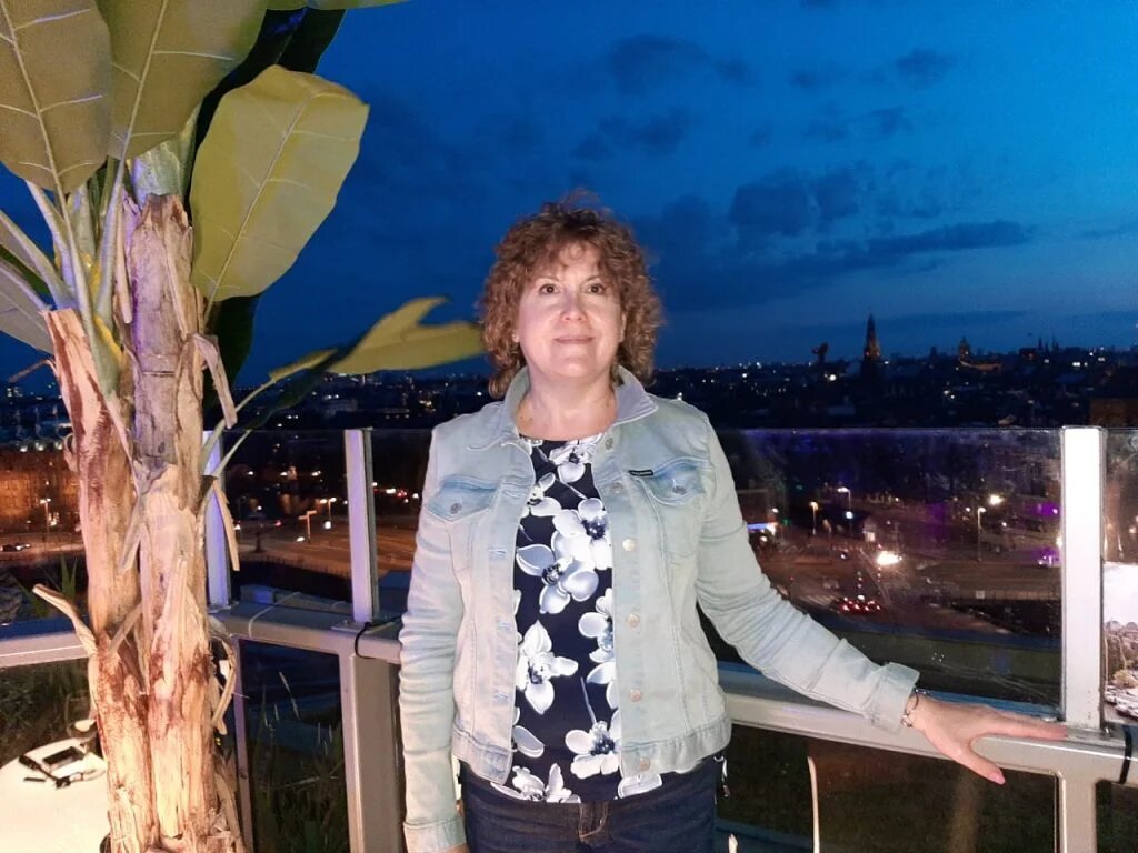 Я на фоне ночного Амстердама, который однозначно не прост 🙂