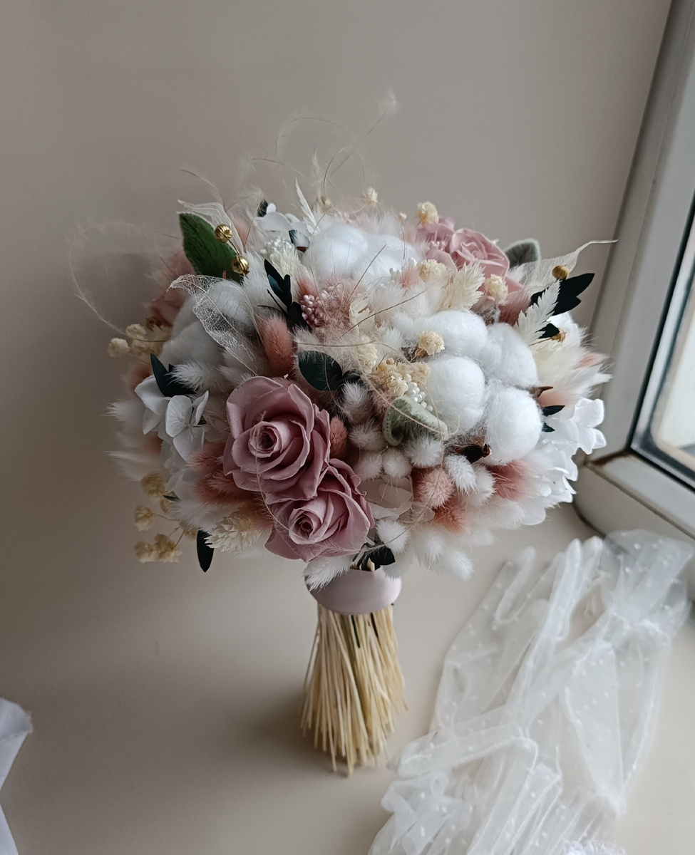 Букет из стабилизированных цветов и сухоцветов. 
