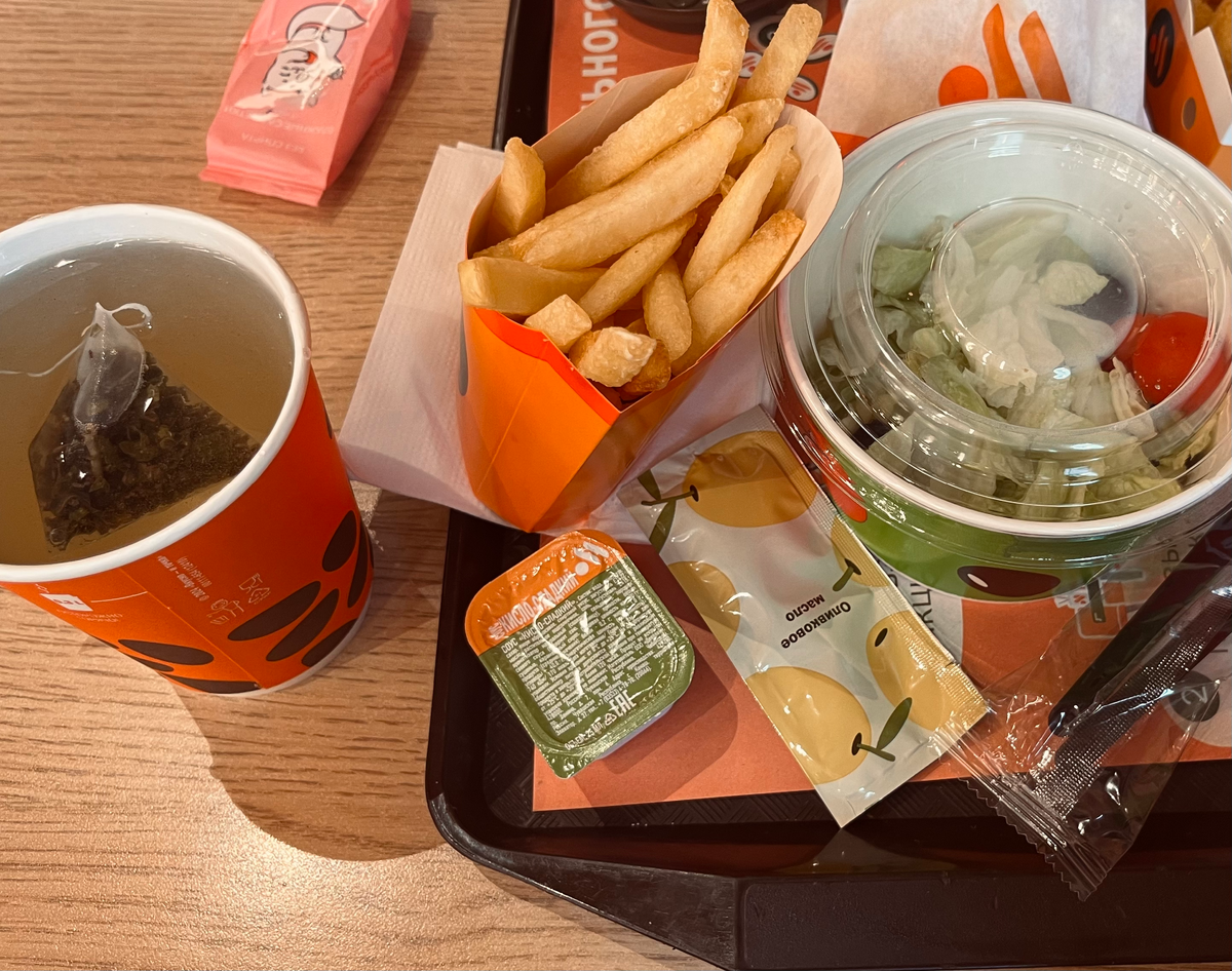 Фото автора канала: Обед, овощной салат с оливковым маслом, картофель фри с кисло-сладким соусом, и чай.