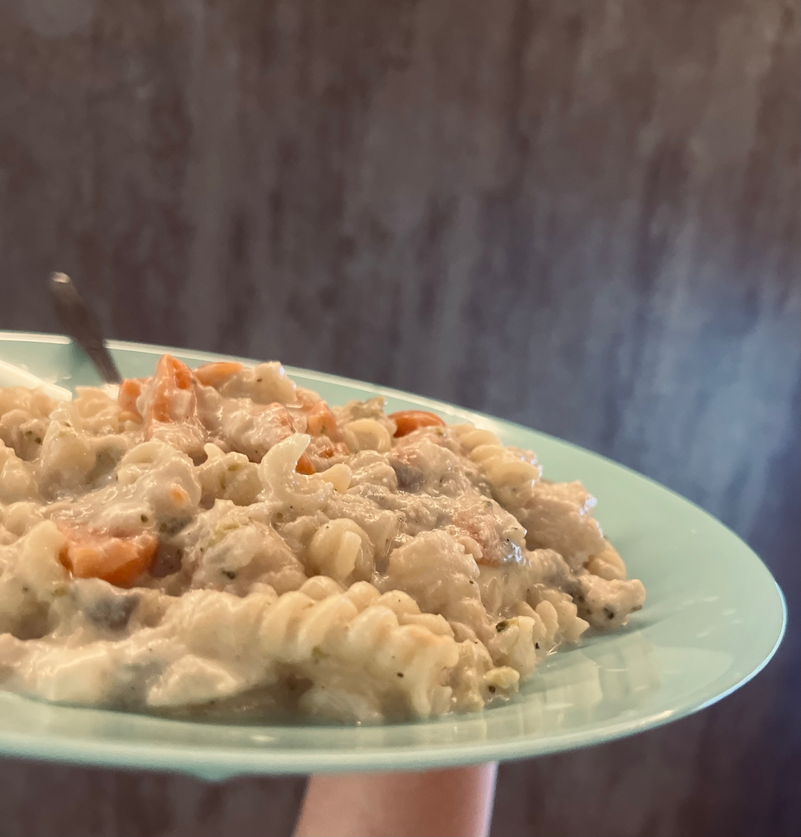 Фото автора канала: Обед, 28 гр смеси орехов (не фоткала), макароны + минтай + соус собственного приготовления из сметаны + морковка. 