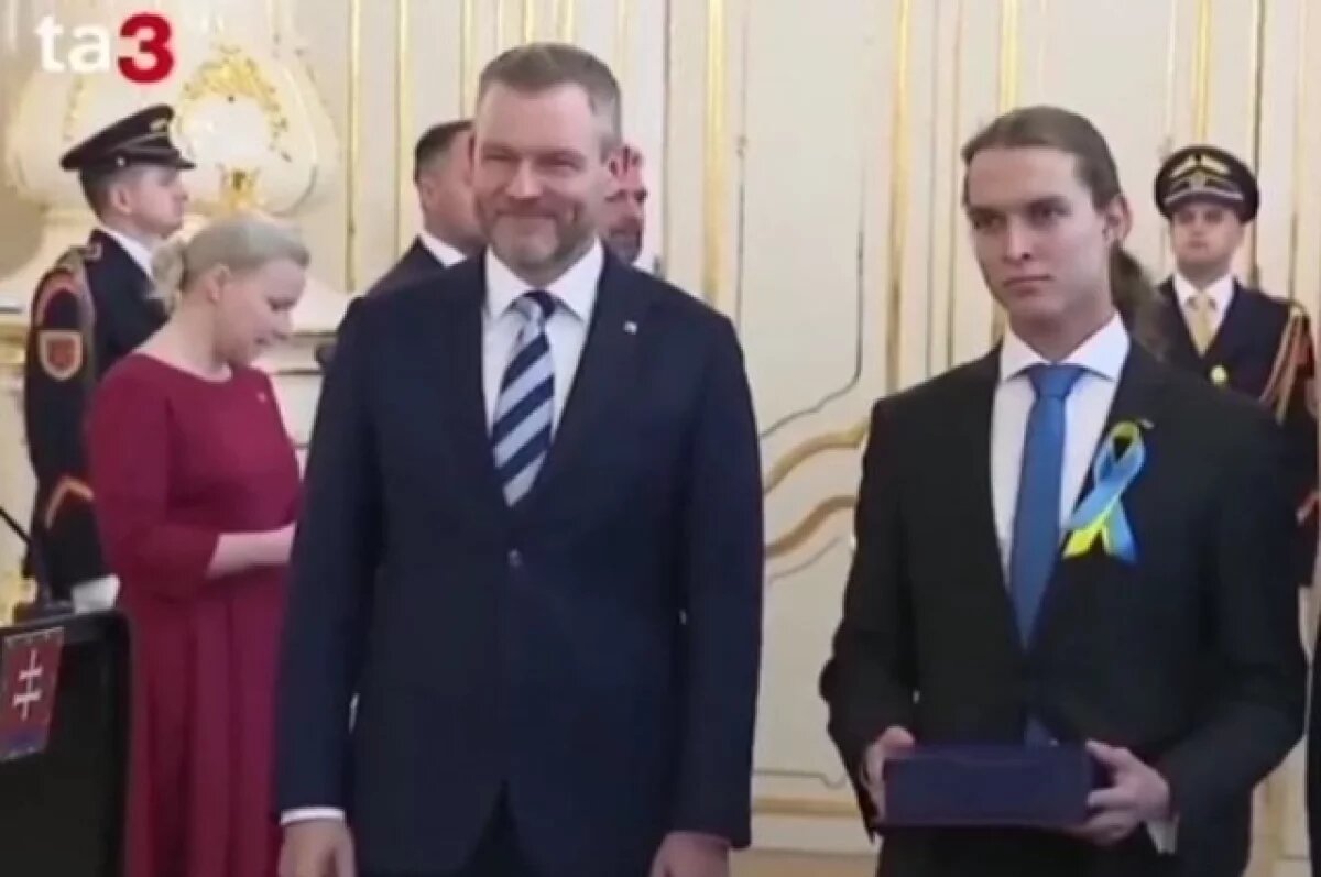    Фицо пристыдил школьника, надевшего ленту в цветах Украины