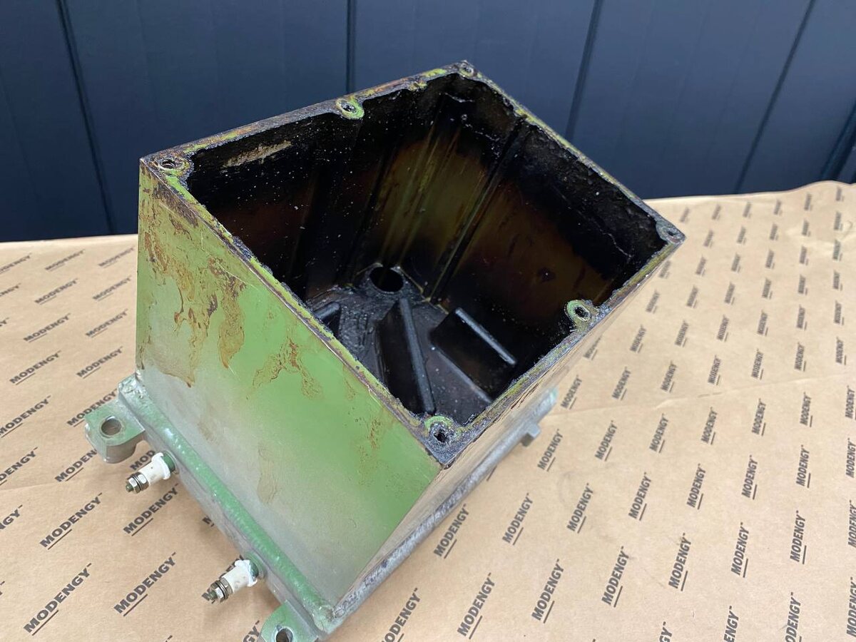 Промышленная клеевая ванна с нагаром. Источник изображения: modengy.ru