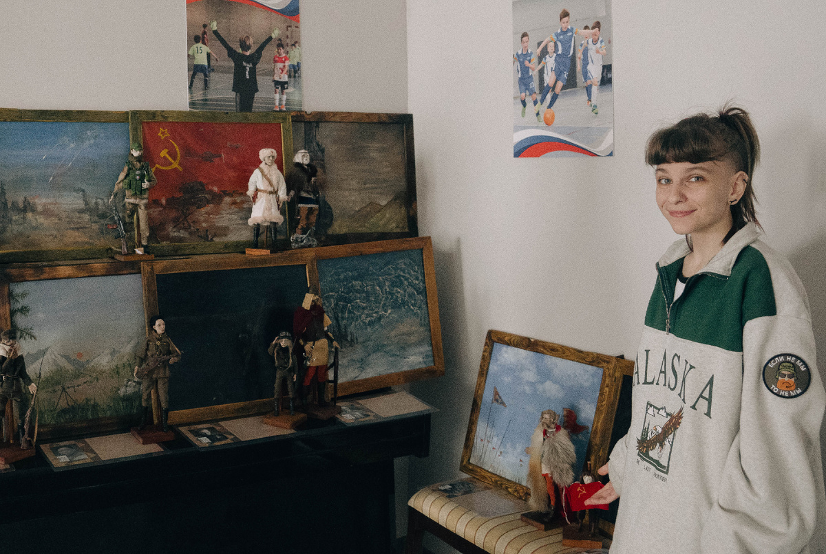 Ульяна рядом с работами для выставки героев войны