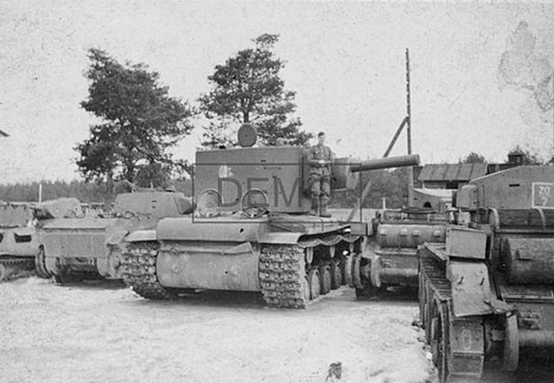 Танки КВ-2 выпуска мая - июня 1941 года, БТ-7 и БТ-2 на какой-то станции