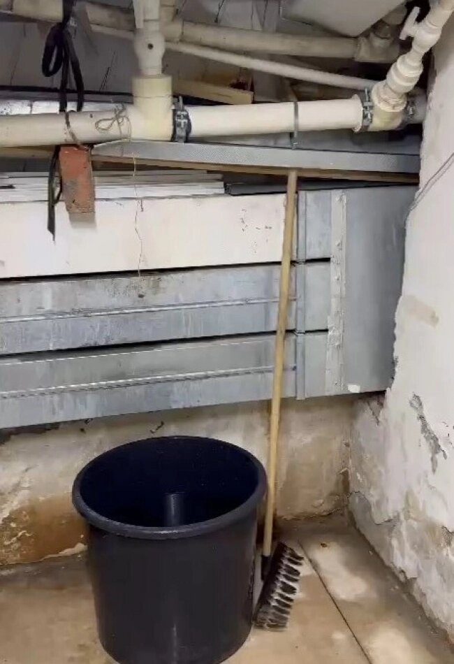    Такое решение нашли мастера ЖЭУ. Фото: кадр из видео