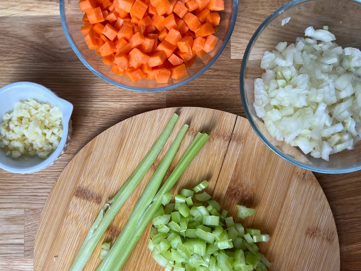 Нарезаем морковь, сельдерей, лук и честнок мелким кубиком
