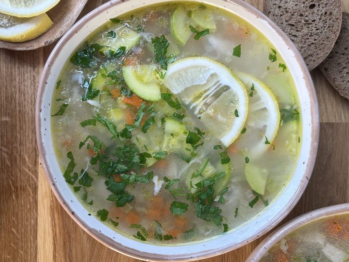 Куриный суп с рисом и лимонным акцентом