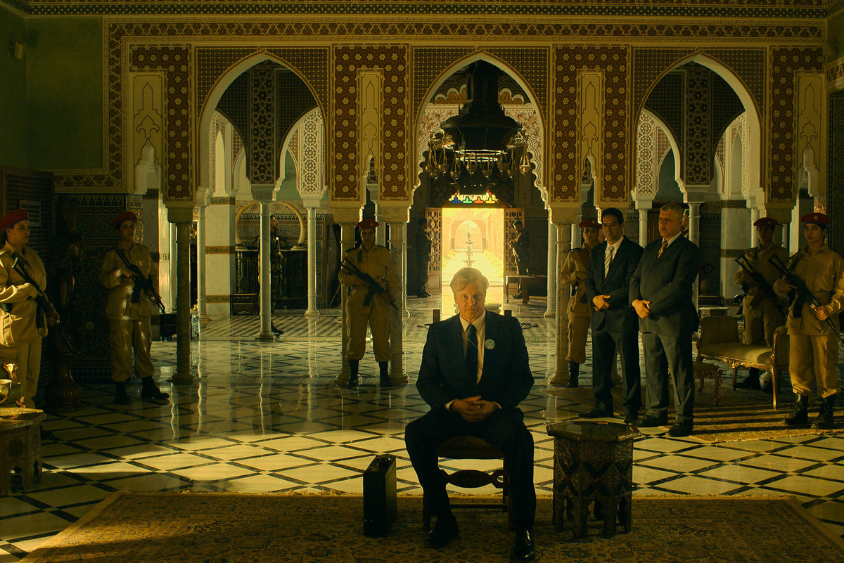 На борту погибло более 200 человек, а обломки самолета унесли жизни еще 11 жителей города. Сериал не только показывает личную трагедию, но и поднимает вопросы о системных ошибках и попытках скрыть истину.