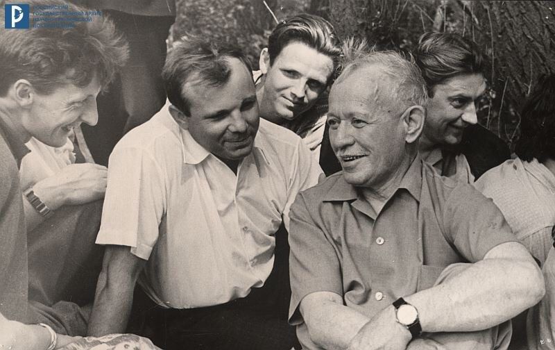 Космонавт Гагарин за беседой с писателем Шолоховым, не позднее 1967 года