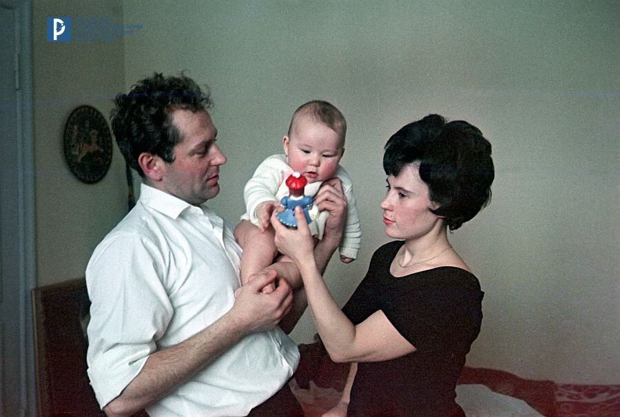 Герман Титов с женой Тамарой и дочерью Таней в домашней обстановке, 1964 год